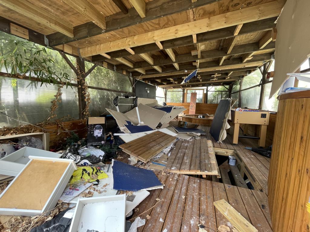 Lot: 6 - LARGE HOUSE FOR REFURBISHMENT CLOSE TO TOWN CENTRE WITH POTENTIAL FOR CONVERSION - Inside rear annex of house for improvement